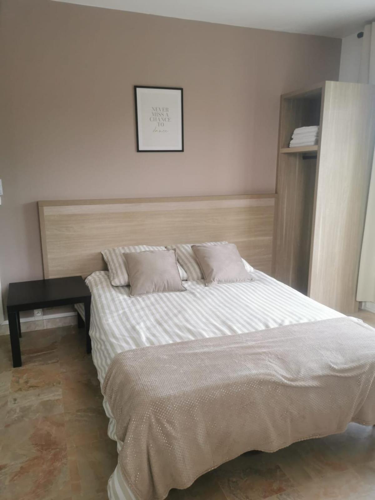 Appartement 2 , Disneyland - Parking Gratuit - Maison Des Platanes Meaux Bagian luar foto